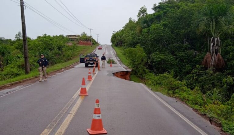Trecho da BR-174, próximo a Presidente Figueiredo, é interditado após desabar