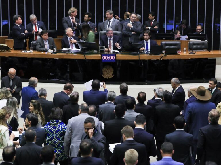 Reforma tributária é aprovada em 1º turno na Câmara dos Deputados; votação segue