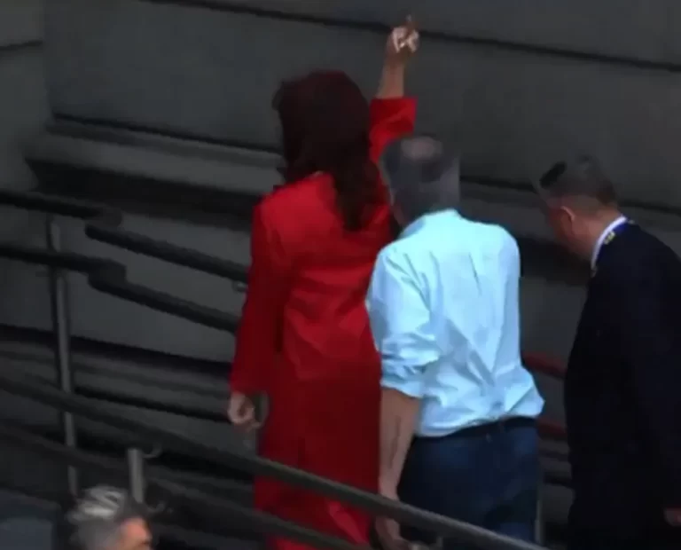 Cristina Kirchner faz gesto obsceno após ser vaiada em posse de Milei