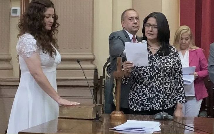 VÍDEO: ‘Eu me caso com o povo’, diz deputada argentina ao tomar posse vestida de noiva