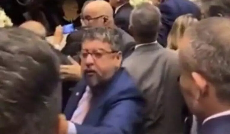 "Dei tapa, e daria 3 ou 4 se precisasse", diz deputado petista que estapeou colega
