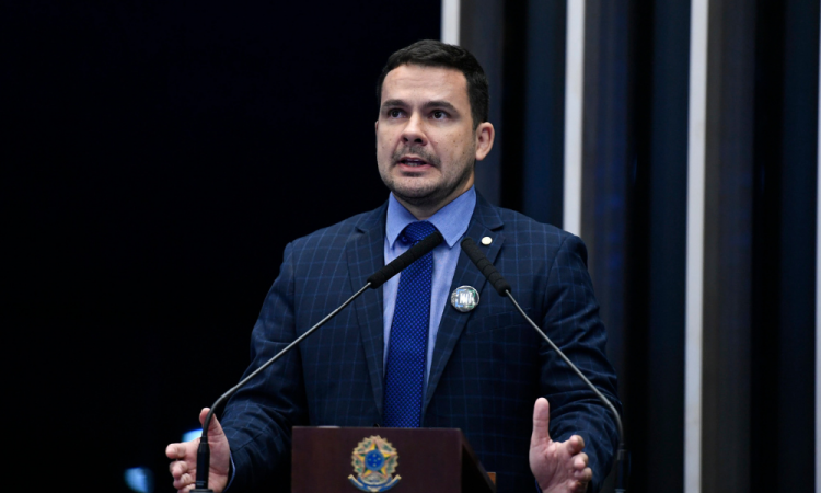 Após rumores de pré-candidatura a prefeito, Alberto Neto diz: "Seguimos firmes sob comando de Bolsonaro"