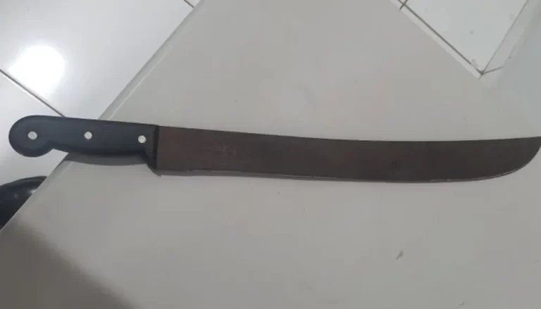 Homem é preso por desrespeitar medida protetiva e agredir ex-mulher com facão