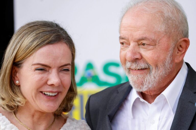 Após Lula se referir a Gleisi Hoffmann como ‘mulher bonita’, oposição reage: “Não respeita as mulheres”