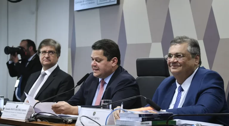 CCJ do Senado aprova indicações de Flávio Dino e Paulo Gonet