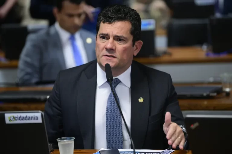 “Não vou participar de teatro”, diz Moro após depoimento no TRE