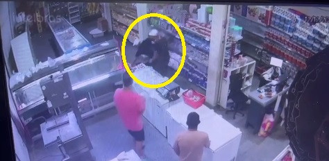 VÍDEOS: Dupla armada invade mercadinho e aterroriza clientes e funcionários, em Manaus VÍDEOS: Dupla armada invade mercadinho e aterroriza clientes e funcionários, em Manaus