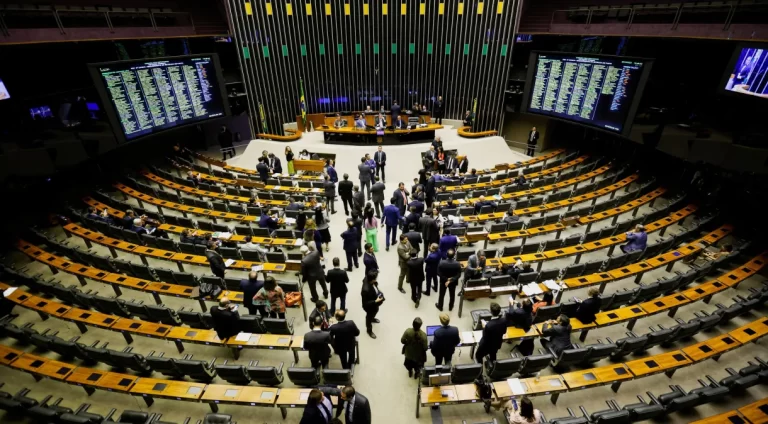 Siglas adversárias, PT e PL se unem por fundo eleitoral de quase R$ 5 bilhões