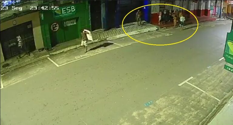 VÍDEO: Homens invadem e saqueiam loja em área central de Manaus