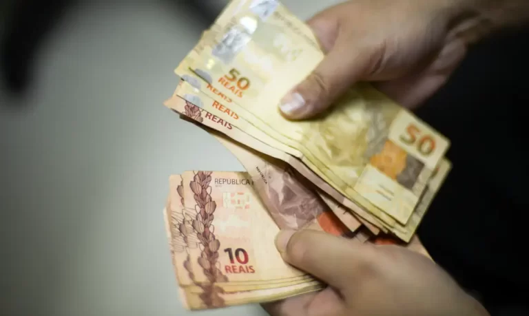 Aumento de R$ 106 em relação ao valor anterior do salário mínimo supera a inflação acumulada no período