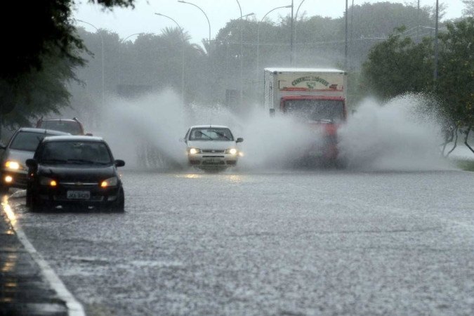 Chuvas intensas ameaçam 12 estados e o Distrito Federal