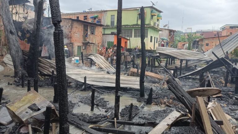 Famílias que perderam as casas em incêndio no bairro Praça 14 receberão Auxílio Aluguel