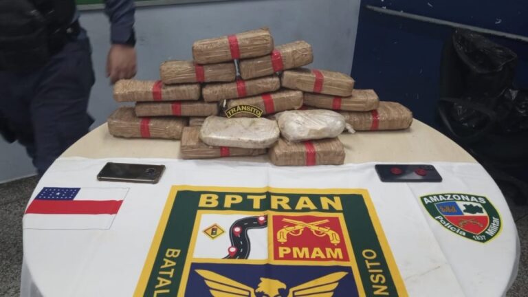 Trio é preso com 17 kg de drogas em meio a balde de frutas, em Manaus