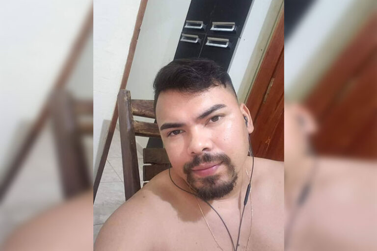 Após cair, homem morre ao ter cabeça atingida pela própria motocicleta