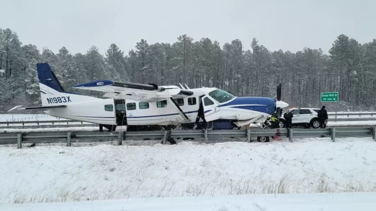 Avião faz pouso de emergência em estrada nos EUA