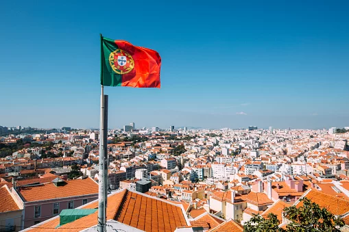 Portugal premia jovens graduados no país com até R$ 8 mil