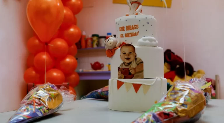 Ex-reféns marcam aniversário de 1 ano de bebê morto em Gaza