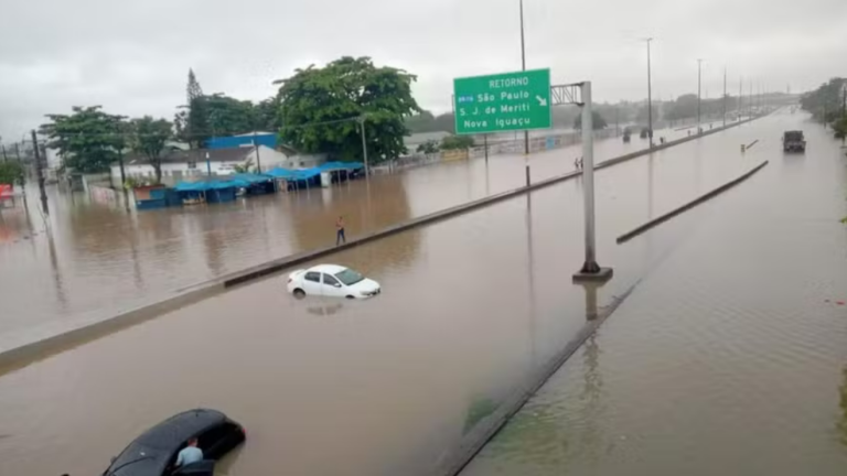 VÍDEOS: Forte temporal no RJ alaga vias, deixa quatro mortos e uma desaparecida