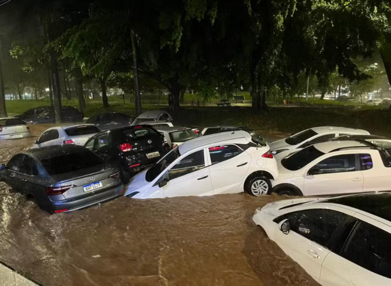 VÍDEOS: Forte chuva causa alagamentos em Belo Horizonte