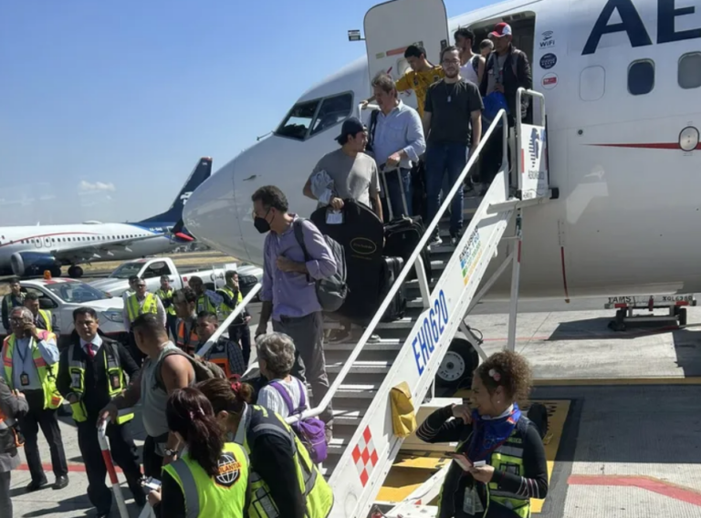 Após três horas de atraso para decolagem, homem sobe em asa de avião e é preso, no México