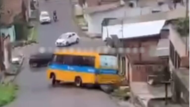 VÍDEO: Condutor de amarelinho ‘quase’ tomba veículo em ladeira de Manaus