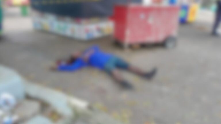 VÍDEOS: Suposto usuário de drogas é executado por pistoleiro, em Manaus