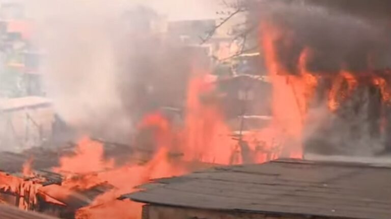 VÍDEOS: Incêndio de grandes proporções atinge várias casas em beco de Manaus