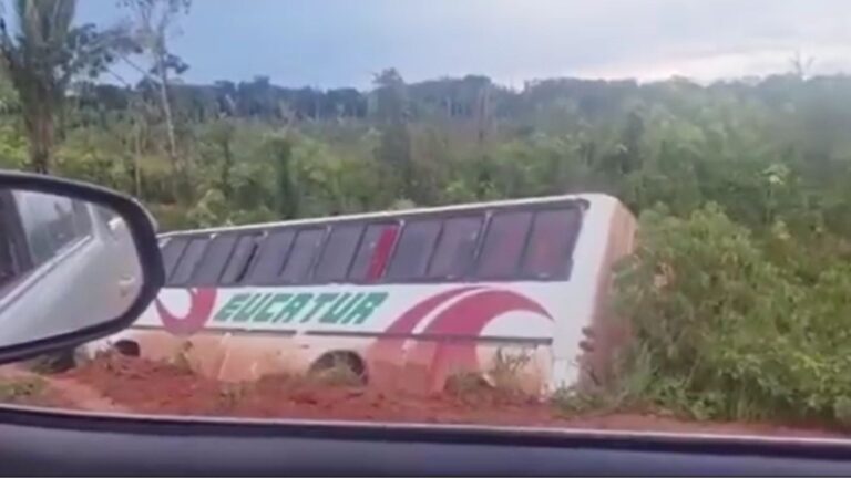 VÍDEO: Ônibus tomba em BR-319 durante chuva intensa, no AM