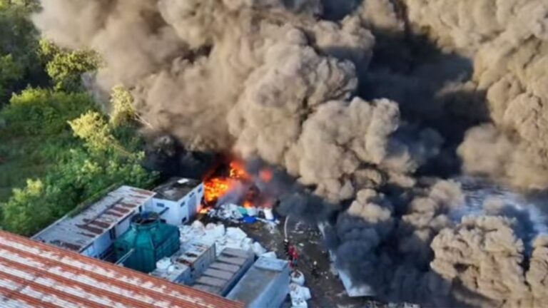 VÍDEOS: Incêndio de grandes proporções atinge empresa de recicláveis em Manaus