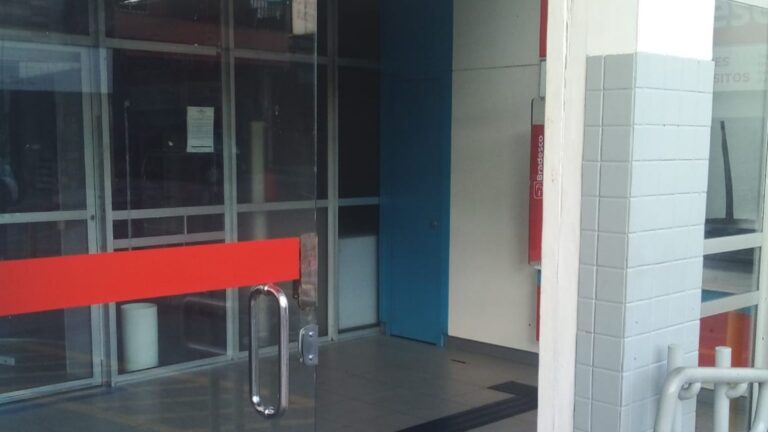 ‘NADA ESCAPA’: porta blindex de agência bancária é furtada durante a madrugada, em Manaus