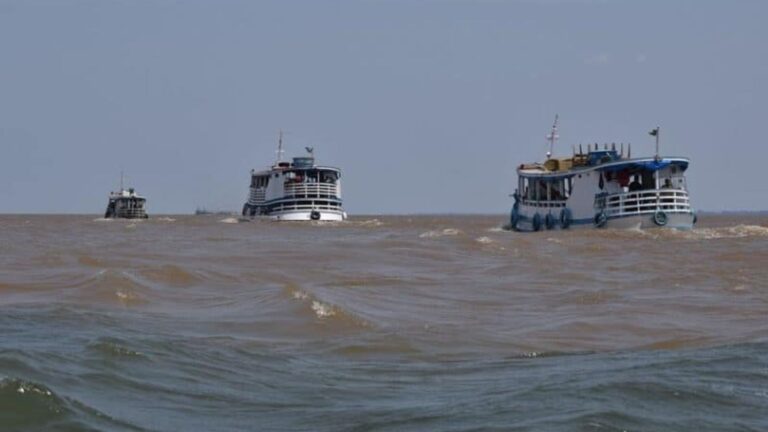 Idoso desaparece após embarcação naufragar no rio Amazonas