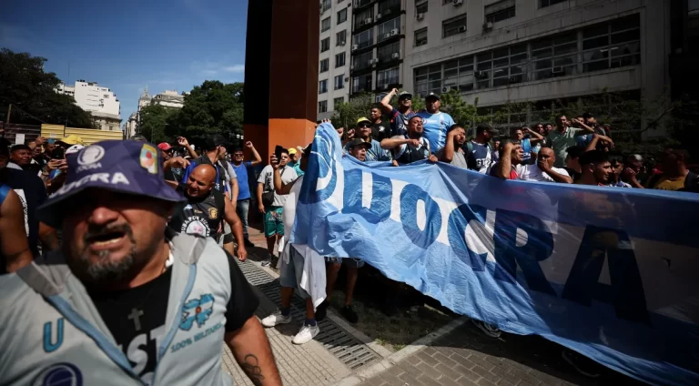 Polícia tenta conter paralização geral na Argentina