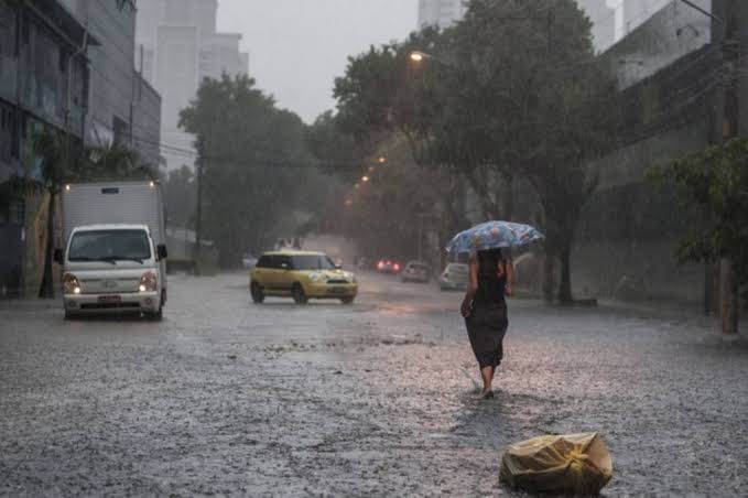 Inmet alerta para chuvas intensas em 12 estados e no Distrito Federal; confira