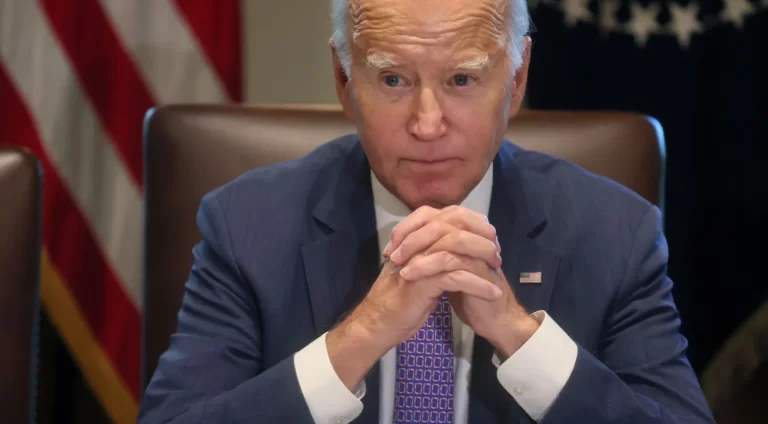Joe Biden cai nas pesquisas de aprovação para 38%