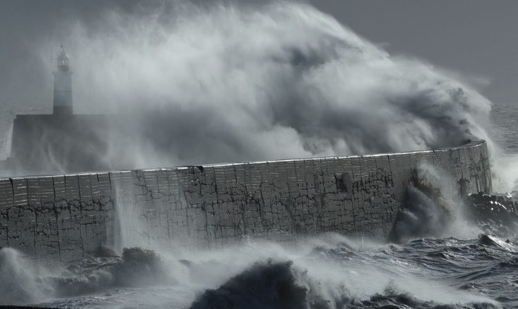 VÍDEOS: Tempestade Isha suspende serviços de transporte e eletricidade no Reino Unido VÍDEOS: Tempestade Isha suspende serviços de transporte e eletricidade no Reino Unido