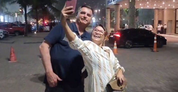 Bolsonaro posa com ‘sósia’ de Janja e foto viraliza na internet