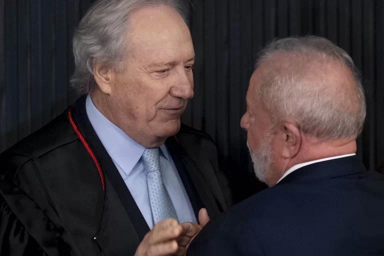 Ministro da Justiça manda PF investigar mulher que gritou “Lula ladrão” em frente à casa do presidente