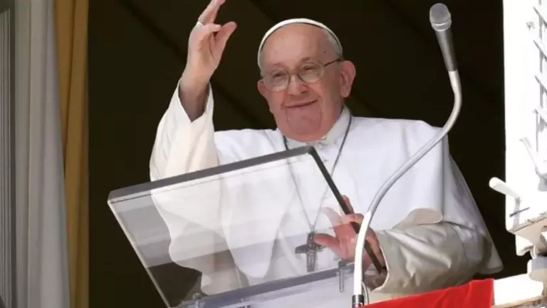 Saúde do Papa segue crítica, mas sem crises, diz Vaticano