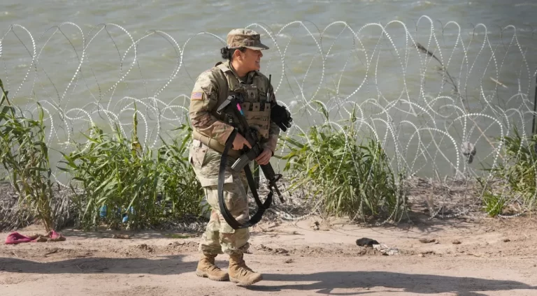 Texas ergue nova barreira na fronteira com o México