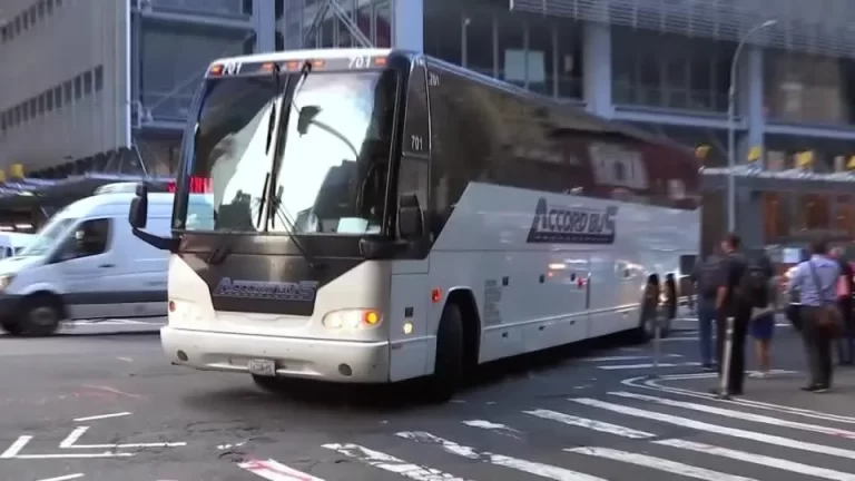 Nova York processa empresas de ônibus por transportar imigrantes