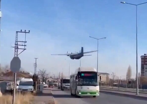 VÍDEO: Avião militar em pane faz voo rasante, na Turquia