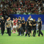 torcedores-invadem-campo-de-jogo-foto-josemar-antunes