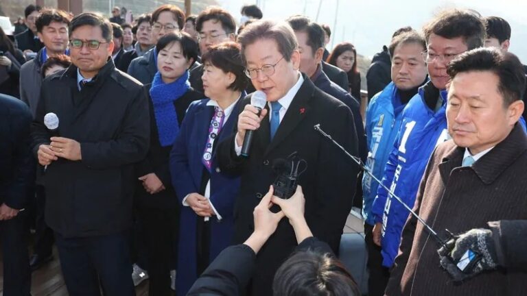 VÍDEO: Líder de oposição na Coreia do Sul é esfaqueado no pescoço durante transmissão de TV