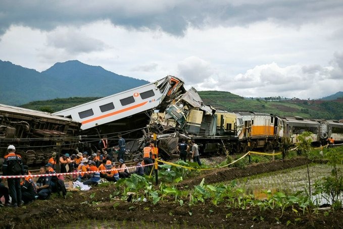 VÍDEO: Trem colide na Indonésia, mata quatro e deixa outros 42 feridos