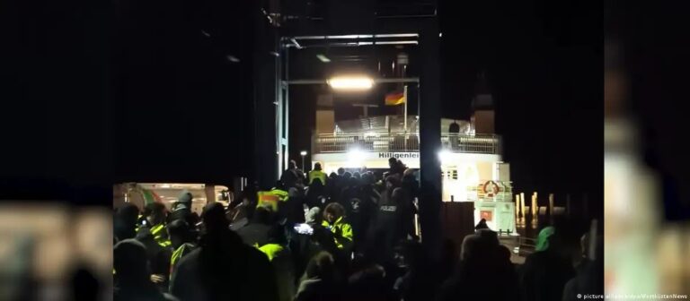 VÍDEO: Agricultores da Alemanha protestam e bloqueiam chegada do ministro da Economia