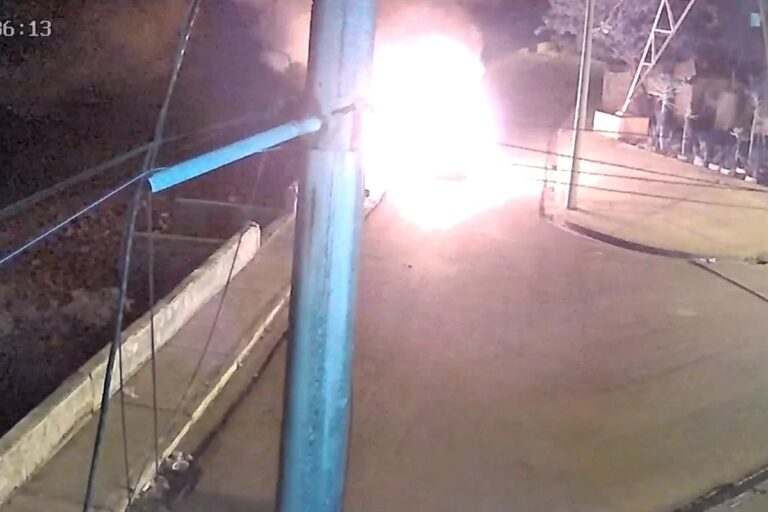 VÍDEO: Três corpos são encontrados carbonizados dentro de carro no Equador