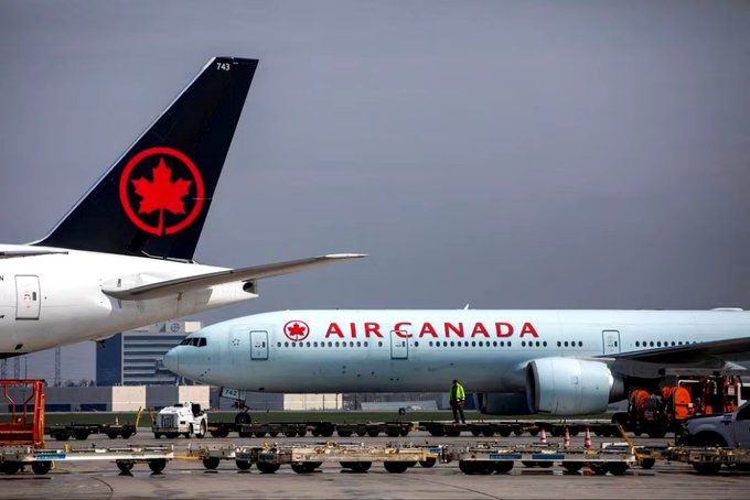 Passageiro abre porta de avião durante embarque e cai a uma altura de 6m