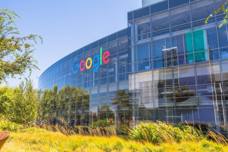 Google demite centenas de funcionários para reduzir gastos