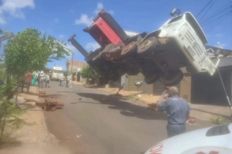 Guindaste tomba em cima de casas deixando três feridos em Goiás
