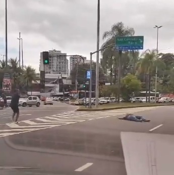 VÍDEO: Bandido é baleado após roubar policial civil que estava em Porsche no RJ